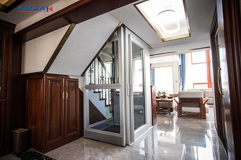 家用电梯楼梯中间