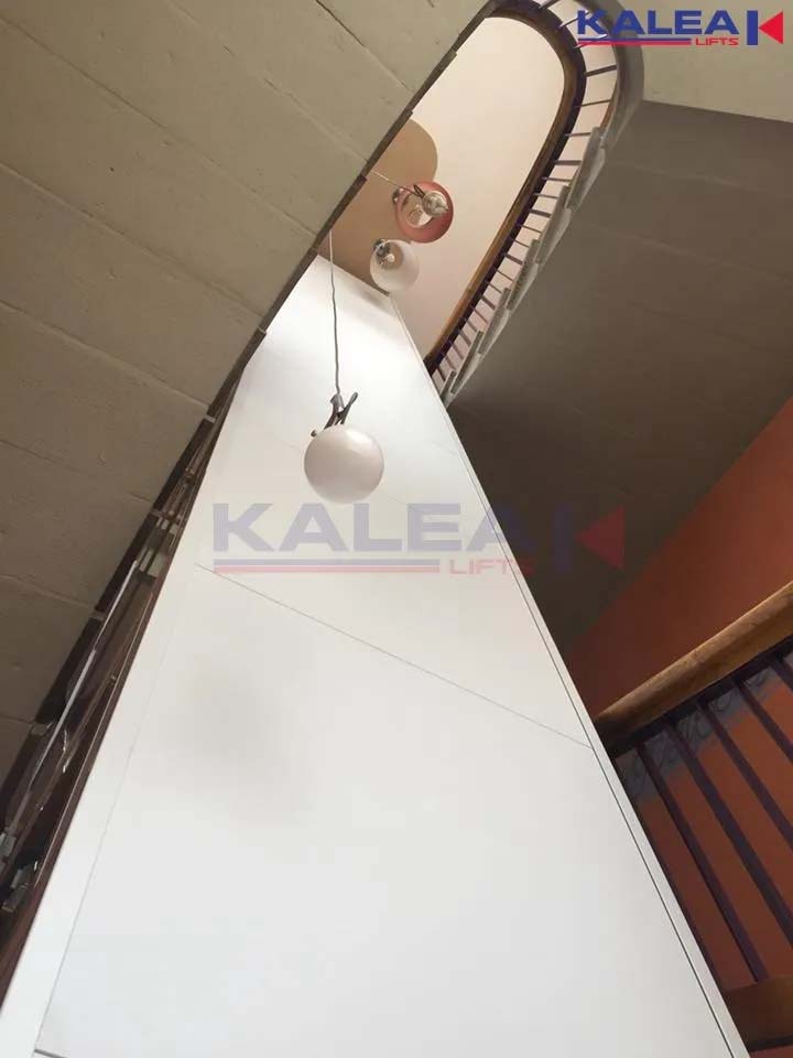 家用电梯楼梯中间