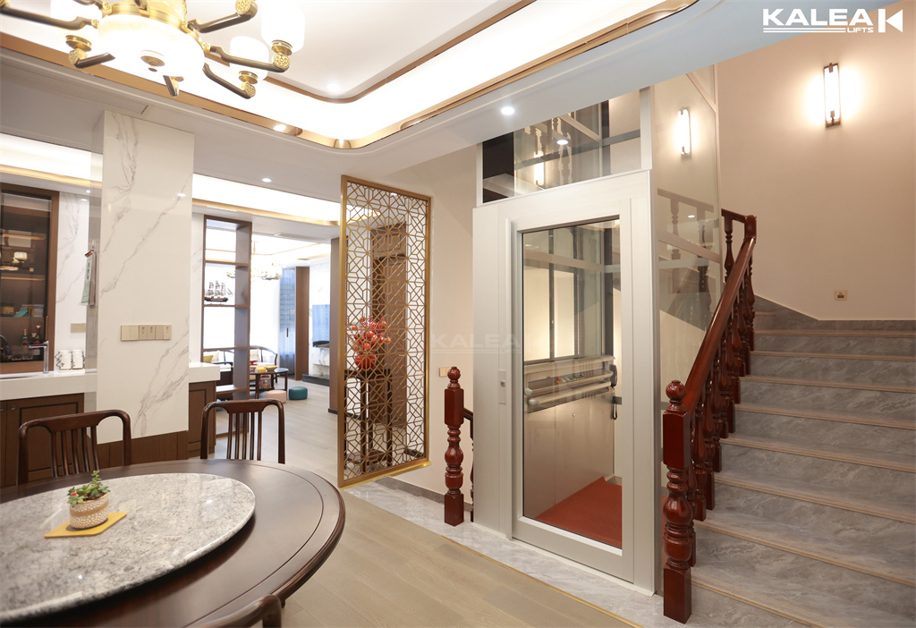 卡尼亚家用电梯安装于楼梯中间