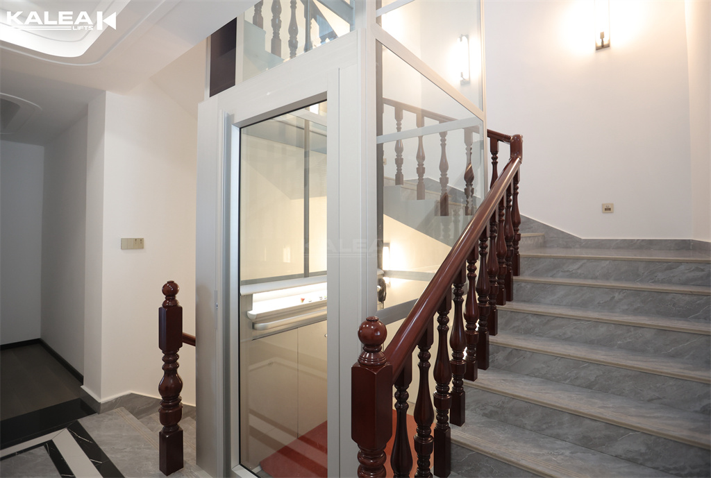 楼梯中间安装家用电梯