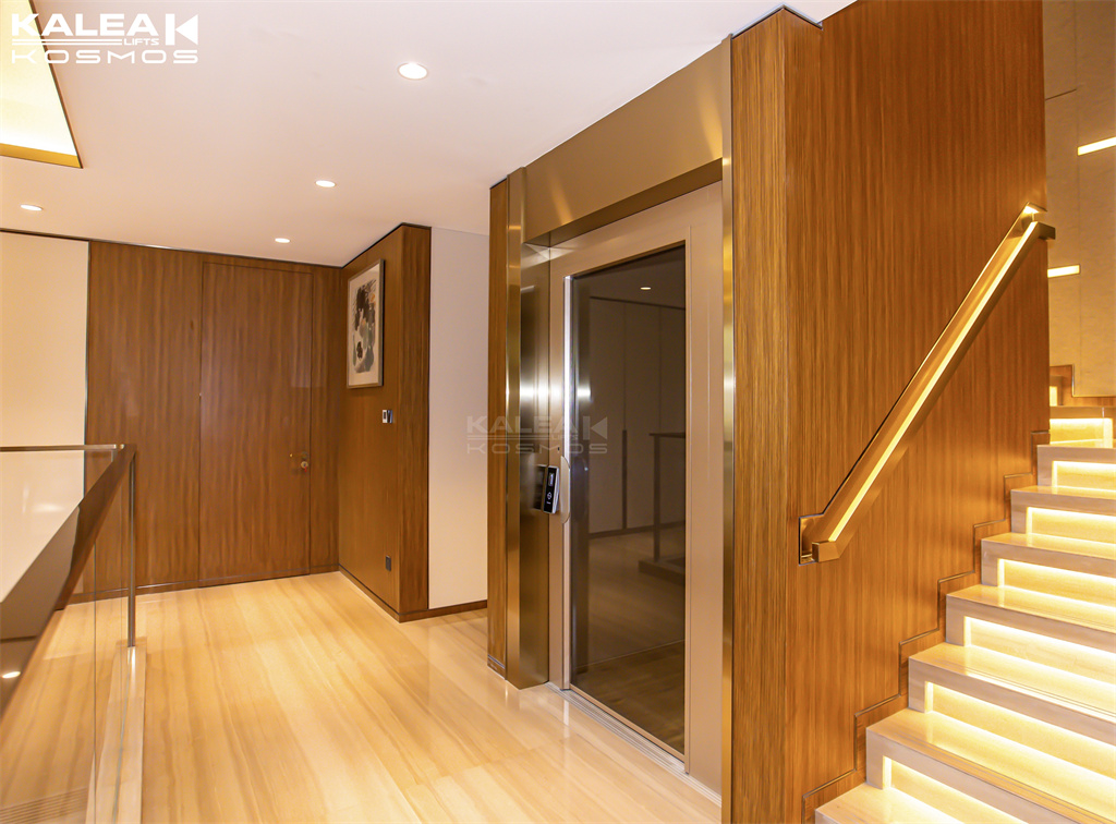 别墅楼梯中间电梯