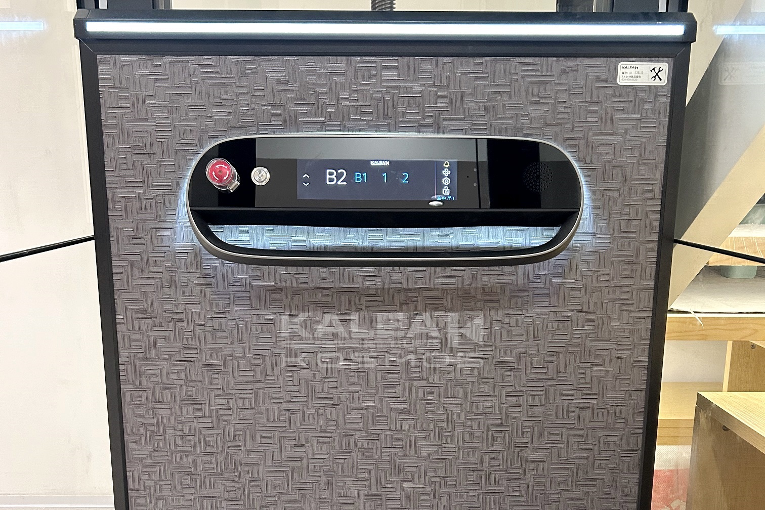 乘坐家用电梯时遇到突然停电怎么办？